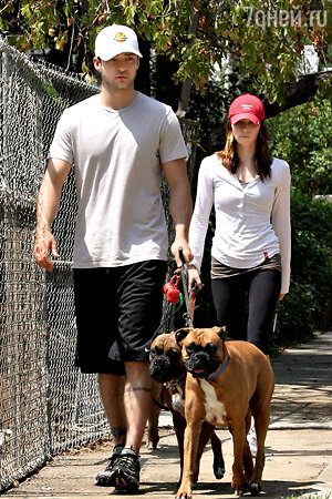 С теперь уже тоже бывшей подругой актрисой Джессикой Бил на прогулке с домашними любимцами. Лос-Анджелес, 2009 г.