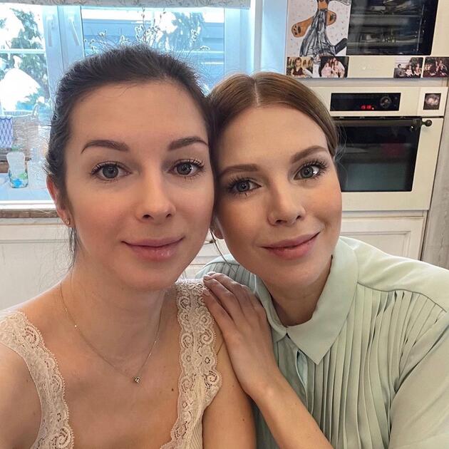 Наталья Подольская с сестрой