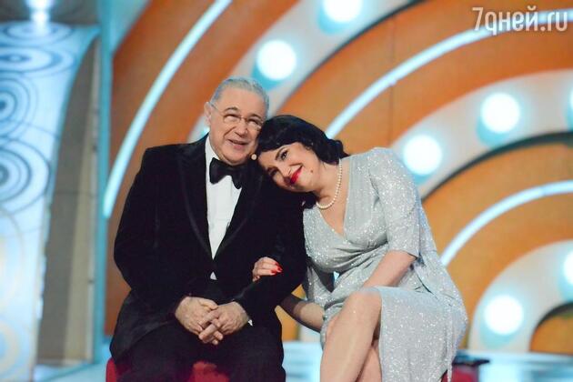 Евгений Петросян с эффектной брюнеткой — фото