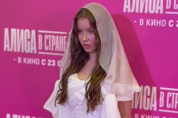 16-летняя Пересильд в наряде невесты появилась под руку с Дмириенко — можно и в ЗАГС