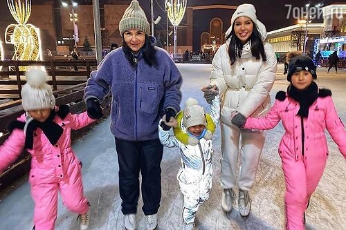 Оксана Самойлова с мамой и детьми