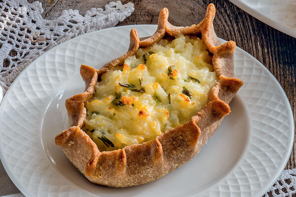 Рецепты от Юлии Высоцкой: Карельские пирожки с рисом, цыпленок с пряностями, английский десерт с фруктовым соусом