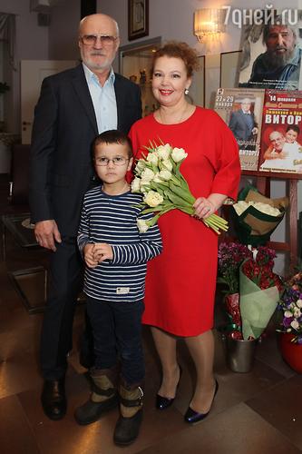 Татьяна Абрамова с сыном Сашей и мужем Юрием Беляевым