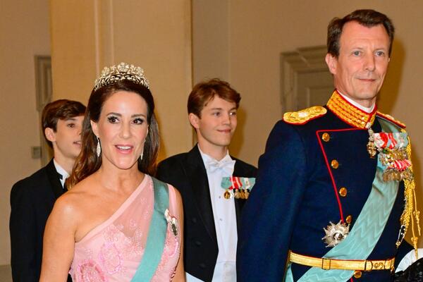 Устроит демарш на коронации: сын королевы Дании решил публично продемонстрировать обиду на мать  