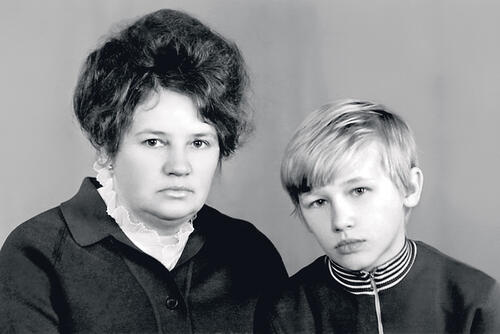 Олег Фомин с мамой Викторией Петровной Ворожеевой, 1975 год
