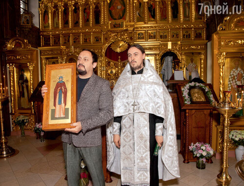 В руках у Стаса — мерная икона Марии Радонежской, подарок крестных родителей. С батюшкой Константином