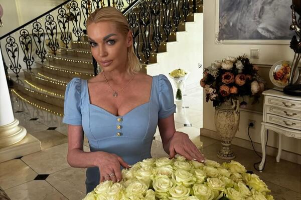 Волочкова получила от мамы, дочери и зятя неожиданный подарок: «Буду красивая бабка»