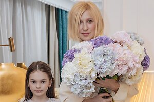 Ирина Гринева с дочкой полежали в цветочной кровати