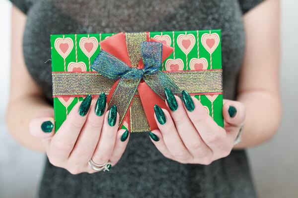 Что подарить мужчине на 23 февраля — оригинальные идеи без носков и пены для бритья