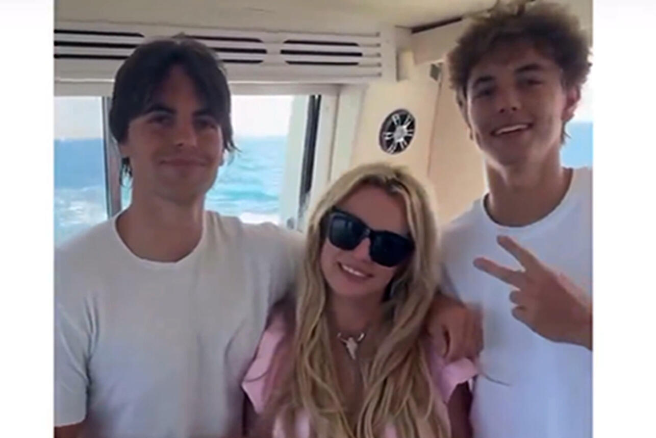 Бритни Спирс с сыновьями