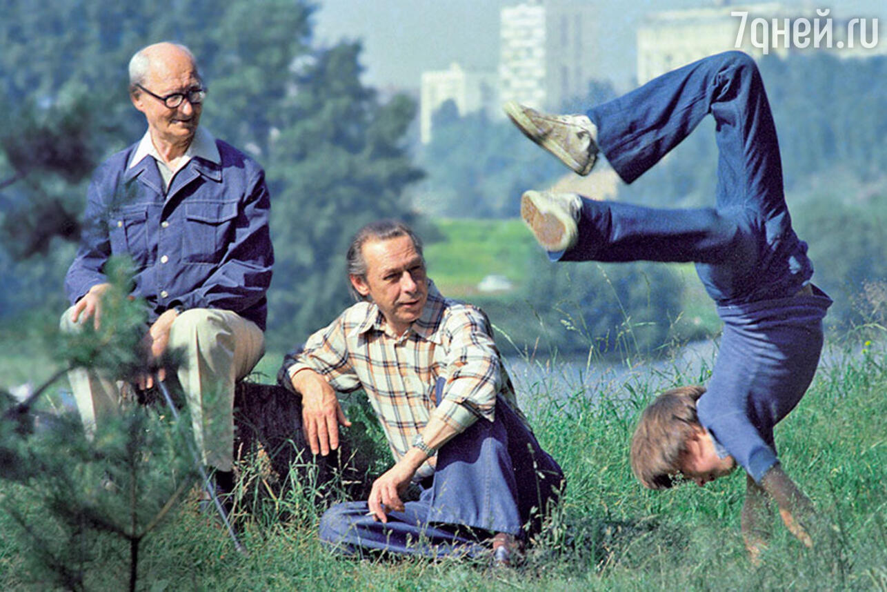 Олег Ефремов с отцом Николаем Ивановичем и сыном Михаилом. 1977 г.