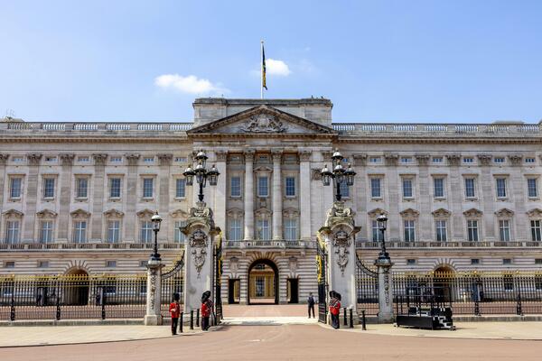 Зажгли по-королевски: вечеринка в Букингемском дворце закончилась вызовом полиции