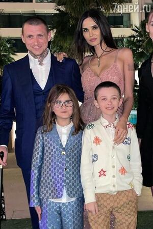 Павел Мамаев, Алана Мамаева и их дети - фото