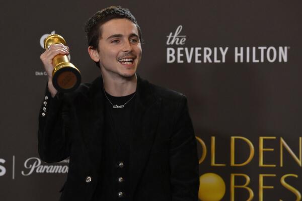 Поцелуй триумфатора:Тимоти Шаламе признался в любви Кайли Дженнер на «Золотом Глобусе»  