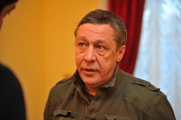 Михаил Ефремов поселился в новой квартире с возлюбленной: подробности