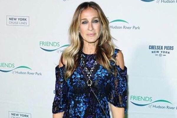 Образ дня: Сара Джессика Паркер в Prabal Gurung