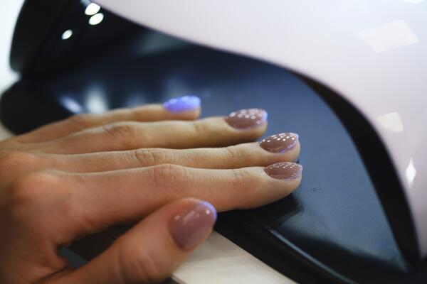 Маникюрные лампы для сушки ногтей могут повышать риск развития рака кожи 