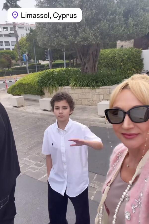 Безжизненная Пугачева вся в черном появилась на семейном торжестве — Орбакайте показала редкие фото Безжизненная Пугачева вся в черном появилась на семейном торжестве — Орбакайте показала редкие фото