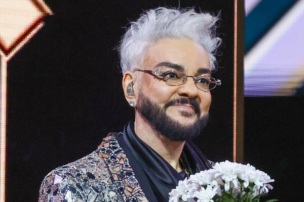 Киркоров показал на себе розовый бриллиант размером с перепелиное яйцо