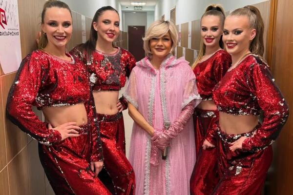 Танцорам Булановой опять что-то мешает: новая подтанцовка перешла на энергосберегающий режим