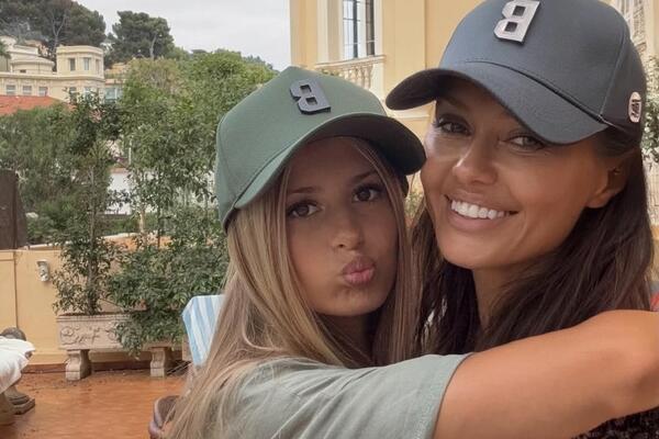 13-летняя дочь поставила Бони ультиматум после отъезда к отцу: «Допрыгались, доигрались»