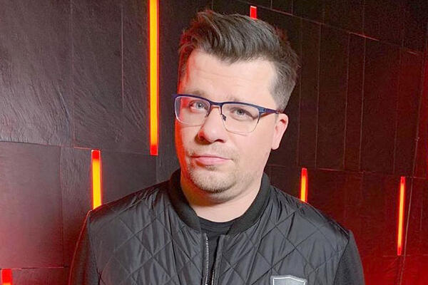 Фото с младенцем и «слёт разведёнок»: как Харламов отметил своё 40-летие