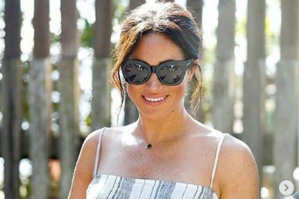 Образ дня: Меган Маркл в сарафане с неприлично высоким разрезом