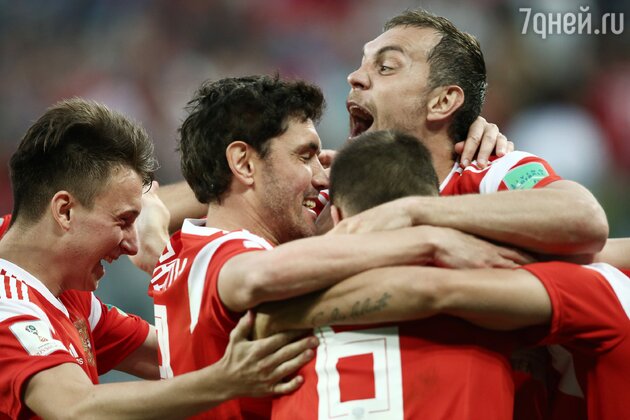 Игроки сборной России после забитого гола в матче группового этапа чемпионата мира по футболу 2018 между сборными командами России и Египта Игроки сборной России после забитого гола в матче группового этапа чемпионата мира по футболу 2018 между сборными командами России и Египта