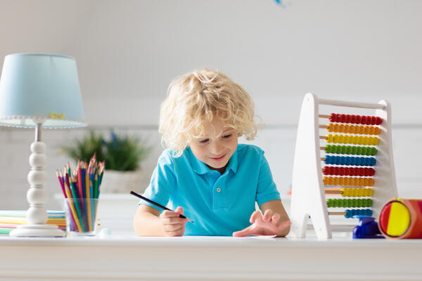 Игра «Раскрась фигуры по образцу»