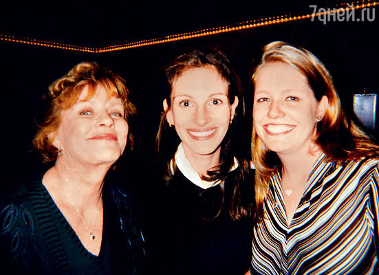 Сестры Джулия и Нэнси с матерью Бетти. 1997 г.