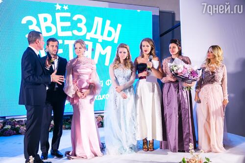 Игорь Верник, Александр Кержаков, Наталья Тюльпанова, Милана Кержакова, Жанна Герцовская и Ксения Собчак