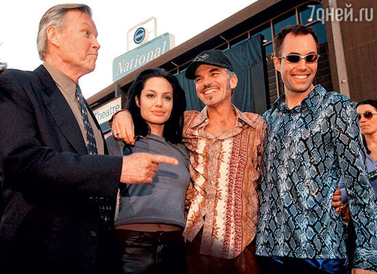 С отцом Джоном Войтом, мужем Билли Бобом Торнтоном и братом Джеймсом. 2000 год