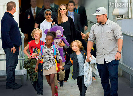 Мало кто может представить, каково это — беспрерывно путешествовать с шестью детьми. Анджелина Джоли прилетела с детьми  в Австралию на съемки фильма. 2013 год