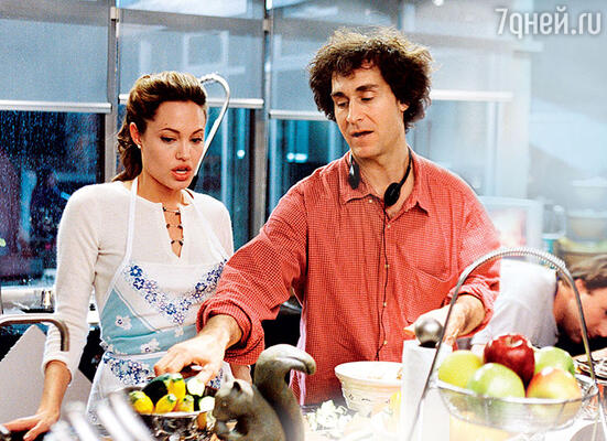 До недавнего времени Анджелина даже омлет не могла приготовить. Но за последние три года Джоли сильно продвинулась в искусстве кулинарии и, обложившись сборниками рецептов, балует детей и мужа изысканными блюдами. Анджелина Джоли и режиссер Даг Лайман на съемках фильма «Мистер и миссис Смит», 2005 год