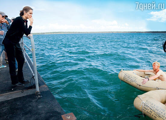 Анджелина Джоли на съемках своего фильма «Несломленный» о знаменитом американском летчике, который во время войны был сбит над Атлантикой, но сумел пять недель продержаться в кишмя кишащем акулами океане. 2013 год
