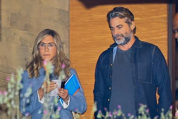 Удивил: бойфренд Дженнифер Энистон признался, когда и как начался их роман  