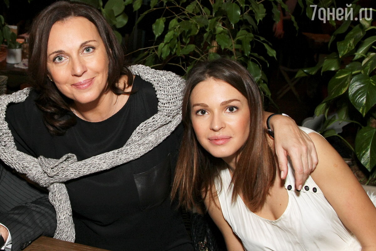 Күйеуі көршісін және әйелін трахает