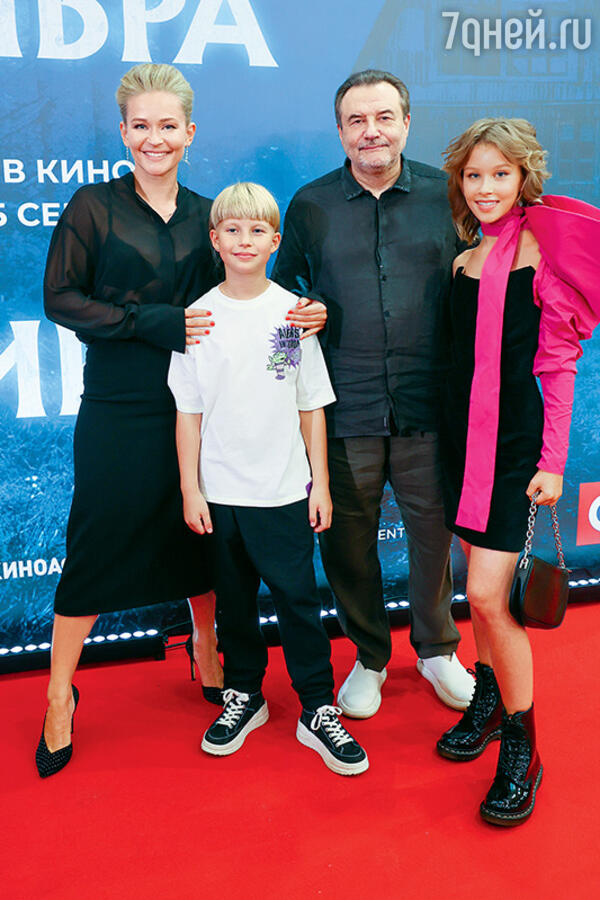 Юлия Пересильд и Алексей Учитель с дочерьми