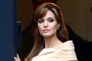Анджелина Джоли показала осиную талию 