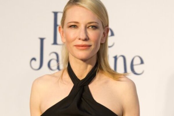 Образ дня: Кейт Бланшетт в платье-накидке Givenchy