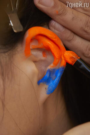 Оранжевый и синий неон на ушах моделей на показе Off White