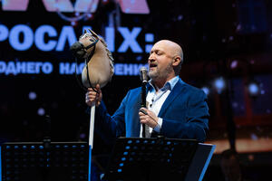 Картонный и настоящий: Гоша Куценко презентовал «Елку для взрослых»