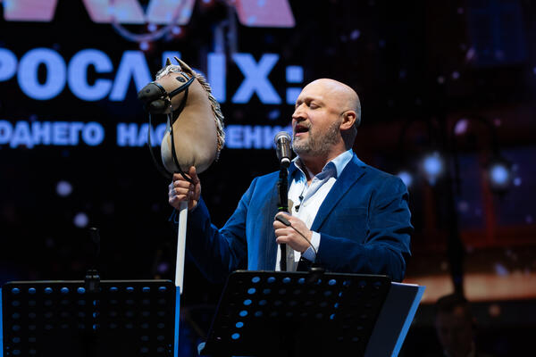 Картонный и настоящий: Гоша Куценко презентовал «Елку для взрослых»