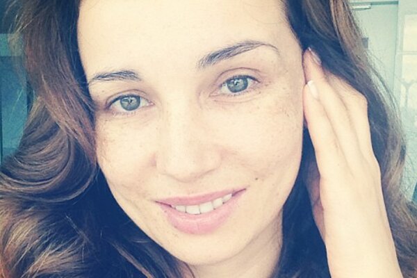 Анфиса Чехова не стесняется веснушек