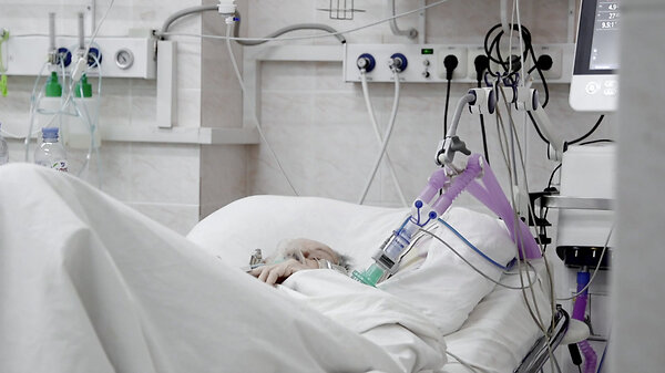 «Пока живы – будем жить»: документальный фильм о пандемии в России покажут на IVI