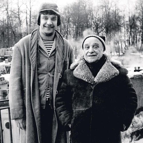 «Каждый день, возвращаясь после съемки в «Асторию», Быков писал мне письмо. Письмо состояло минимум из восьми страниц убористым почерком». Игорь Струнин и Ролан Быков на съемках фильма «Эй, на линкоре!», 1984 год