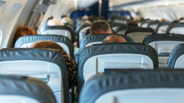 Может коснуться каждого: почему авиакомпании будут высаживать людей из самолета
