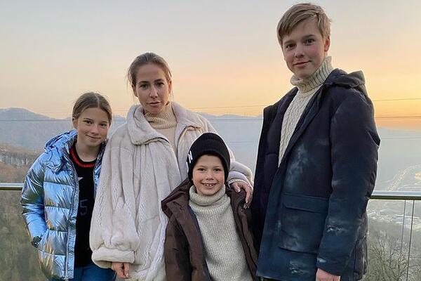 Барановская показала редкое фото со всеми детьми от Аршавина перед судом за алименты