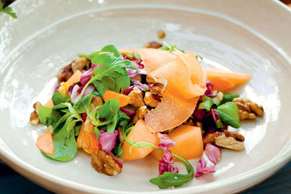 Рецепты от Юлии Высоцкой: праздничный салат с дыней, куриные грудки с секретной начинкой и торт с грецкими орехами