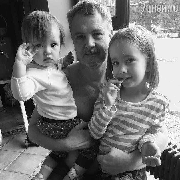 Юрий Мороз позирует с дочкой и внучкой на рках